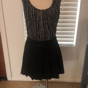 Black lined pleated skirt